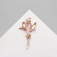 Брошь &laquo;Цветы&raquo; трио лилий, цвет розово-белый в золоте