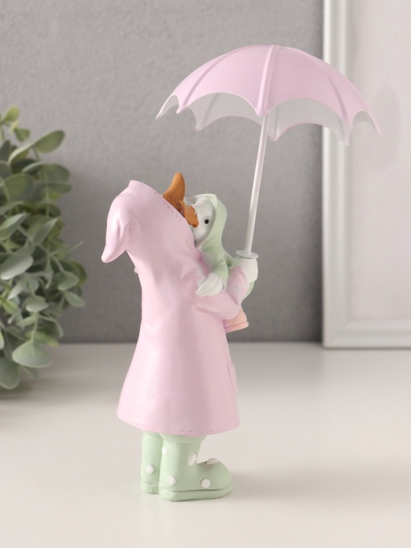 Сувенир полистоун "Утка с утёнком в дождевиках под зонтом" сиренево-зелёный 8х6,5х14,5/19 см   10583