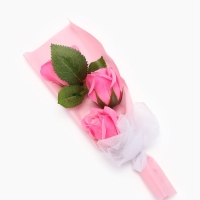 Букет из трех мыльных розовых роз в колбе.