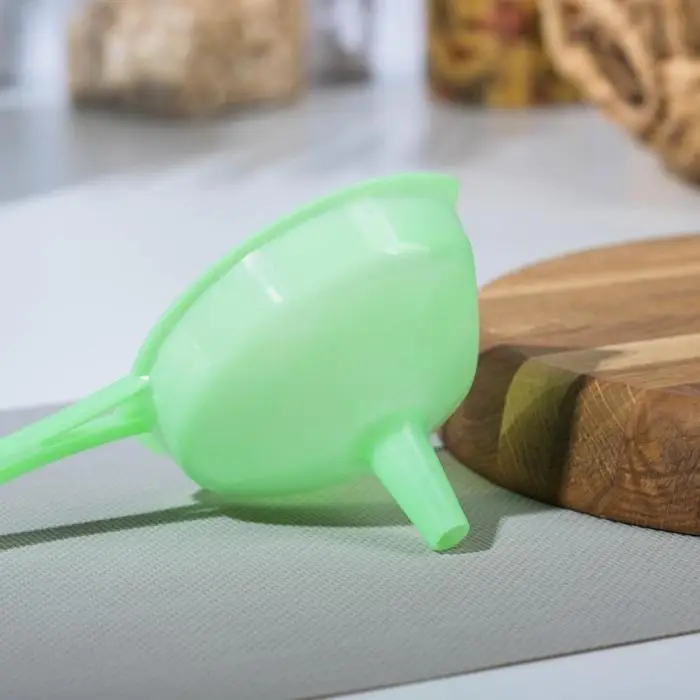 Воронка пластиковая с ручкой, 19&times;12&times;9 см, зелёная