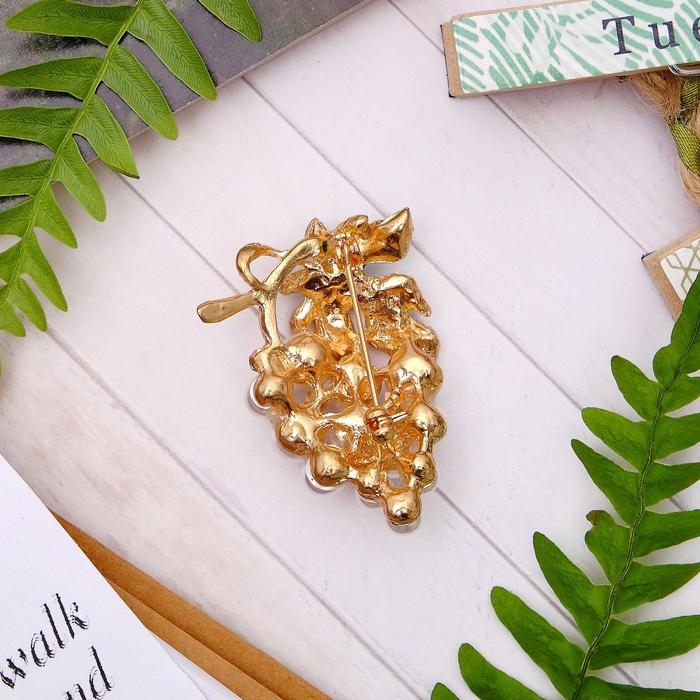 Брошь &laquo;Виноградная веточка&raquo; цвет бело-зелёный в золоте