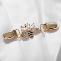 Зажим для кардигана &laquo;Шмель&raquo;, цвет чёрно-белый в золоте