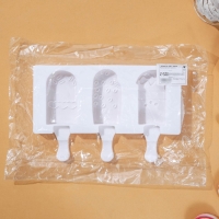 Форма для мороженого &laquo;Эскимо со сладостями&raquo;, силикон, 19,5&times;17,7 см, 3 ячейки (7&times;4,2 см), цвет МИКС