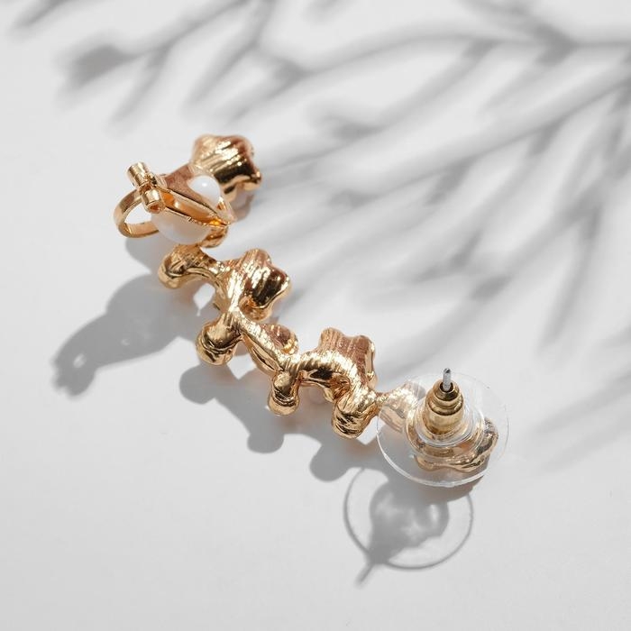 Серьга &laquo;Кафф&raquo; ромашки со стразами, цвет белый в золоте, L=5 см