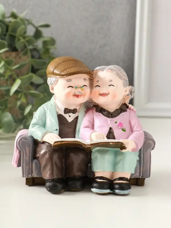 Сувенир полистоун "Дедуля с бабулей на диване читают книгу" 12х5х11 см