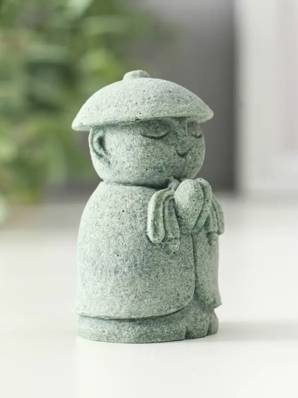 Сувенир песчаник "Маленький монах - молитва" 3,7х3,8х6,7 см