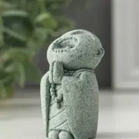 Подставка под благовония песчаник "Маленький монах Сян Дао" 3,5х3х5,5 см