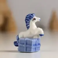 Сувенир керамика "Лошадка с подарком" бело-синий МИКС 4,1х2,6х4 см
