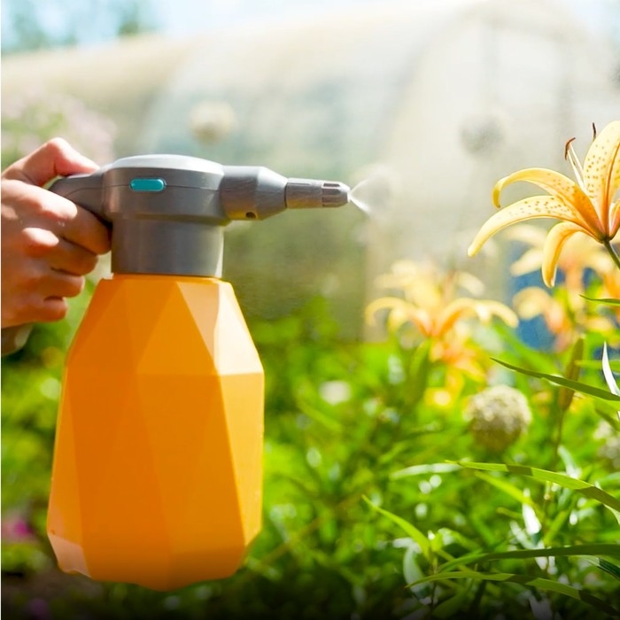 Опрыскиватель аккумуляторный ТУНДРА, 3.7 В, 2 Ач, 2 л, 0.7 л/мин, гибкая насадка