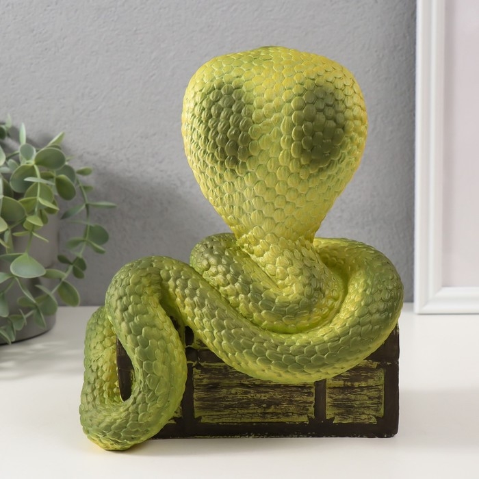 Фигурка "КОБРА НА СУНДУКЕ  20 х17 х 12 см.