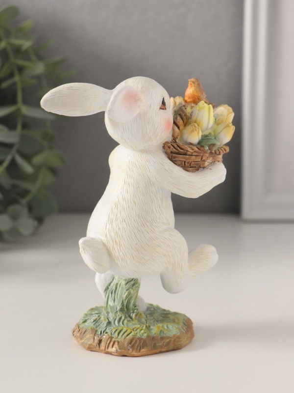 Сувенир полистоун "Кролик с птичкой в корзинке с тюльпанами" 9х5,5х12 см