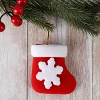 Подвеска на ёлку &laquo;Носок - белая снежинка&raquo;, мягкая, 8&times;6 см, красный
