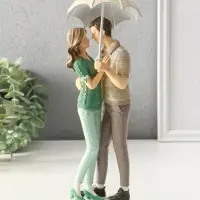 Сувенир полистоун "Влюблённые в вязанных джемперах, под зонтом" 8,5х9,5х25,5 см