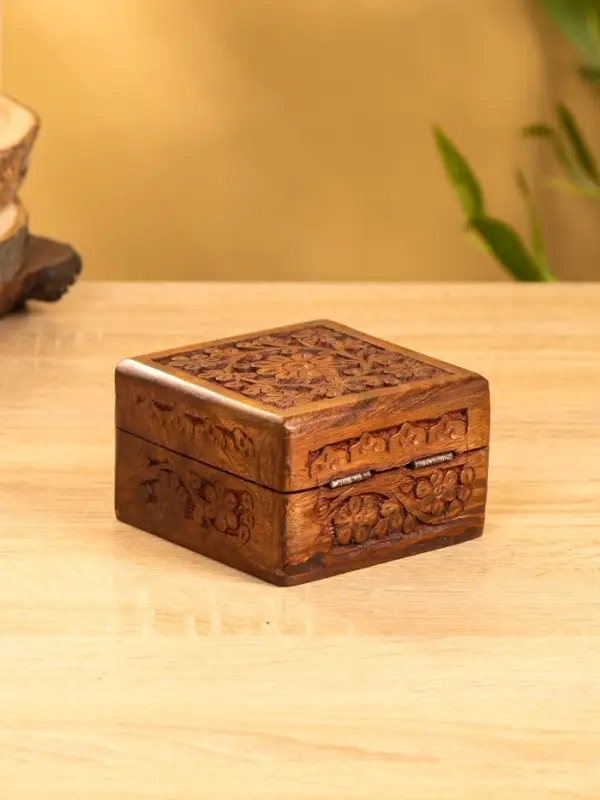 Шкатулка резная 10х10х6 см, дерево шишам