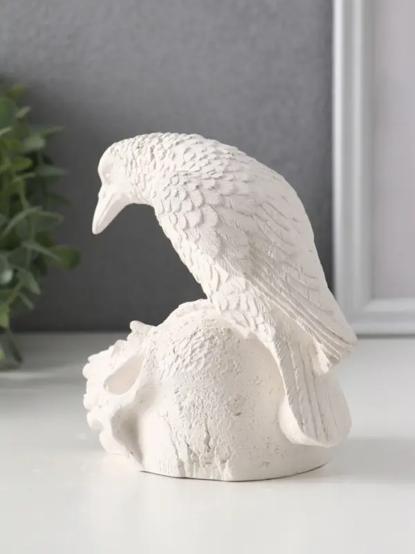 Фигура &laquo;Ворон на черепе&raquo;, 12&times;12&times;8 см, гипс