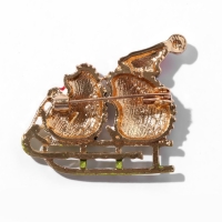 Брошь новогодняя &laquo;Ёжики&raquo; на санях, цветная в золоте