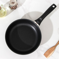 Сковорода &laquo;Традиция&raquo;, d=22 см, пластиковая ручка, стеклянная крышка, утолщённое дно, антипригарное покрытие, цвет чёрный