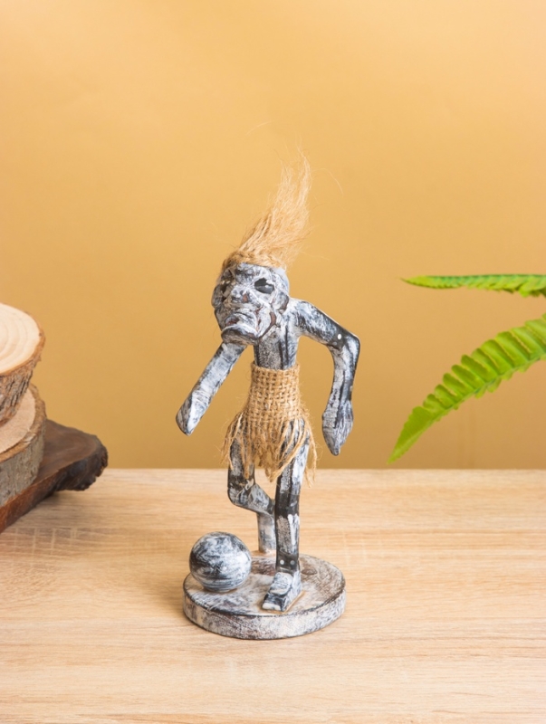 Сувенир &laquo;Абориген с мячом&raquo;, 9&times;8&times;17 +/- 1 см, дерево