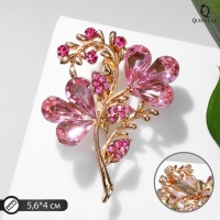 Брошь &laquo;Цветок&raquo; трилистник, цвет розовый в золоте