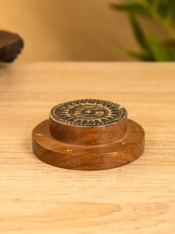 Подставка под благовония "Домовой" 7х7х2,5 см, дерево шишам