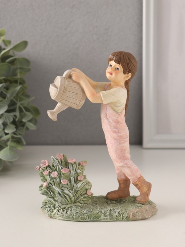 Сувенир полистоун "Малышка в комбинезоне, поливает из лейки цветы" 11,5х5х15 см