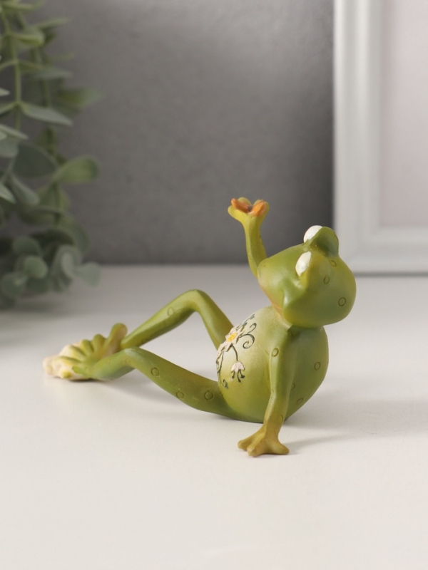 Сувенир полистоун "Лягушонок - смотри, что у меня есть" 15,5х6х7 см