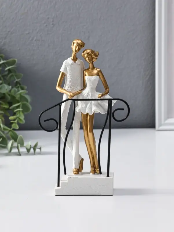 Сувенир полистоун "Парочка стоит на лестнице с перилами" бело-золотой 4,4х12,5х21 см