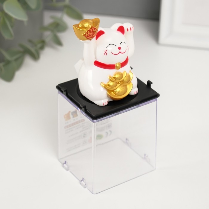 Маятник пластик "Белый Манэки-нэко со слитками Ямб" 5х5х6 см