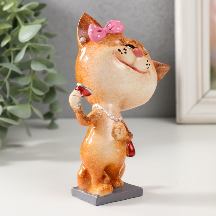 Сувенир полистоун лак "Кошечка с бокалом" 8,3х6,2х13,8 см