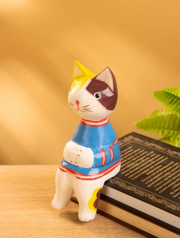 Сувенир дерево "Котенок в кофте сидячий" 6х6х15 см
