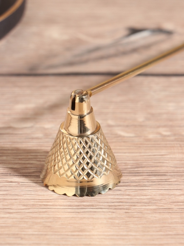 Гаситель для свечей "Еловая шишка" латунь 28,5 см