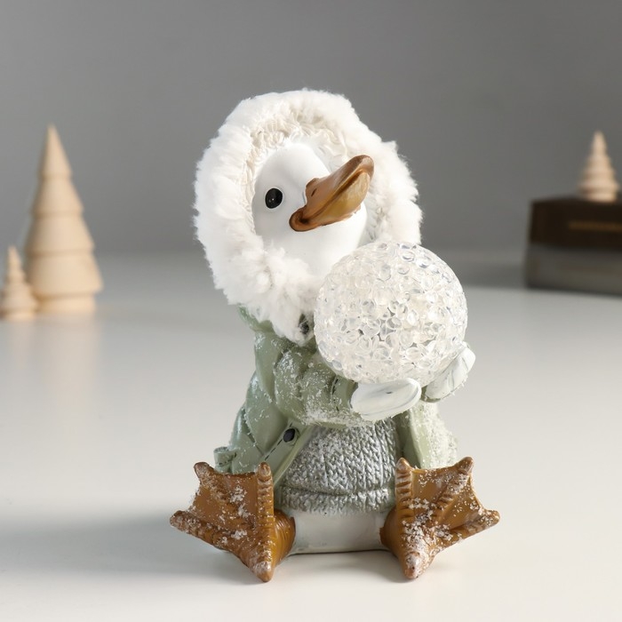 Сувенир полистоун свет "Гусь в шубке с капюшоном со снежком" 10х10х14 см