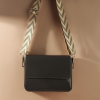 Ручка для сумки &laquo;Стрелки тройные&raquo;, с карабинами, 139 &plusmn; 3 &times; 3,8 см, цвет белый/серый