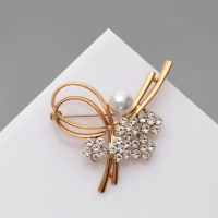 Брошь &laquo;Завиток&raquo; с бусиной и цветами, цвет белый в золоте