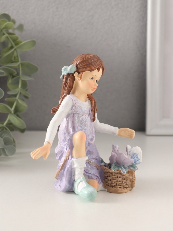 Сувенир полистоун "Девочка в сиреневом сарафане с корзинкой цветов" 11х6,5х12 см