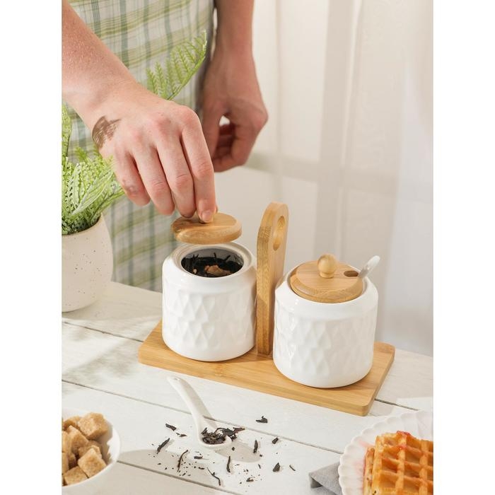 Набор банок фарфоровых для сыпучих продуктов с ложками на бамбуковой подставке BellaTenero &laquo;Герда&raquo;, 2 предмета: 300 мл, цвет белый