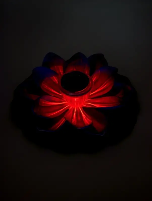 Садовый светильник для водоемов 28 х 28 х 9 см на солнечной бат-е "Лотос" фиол-ый N010