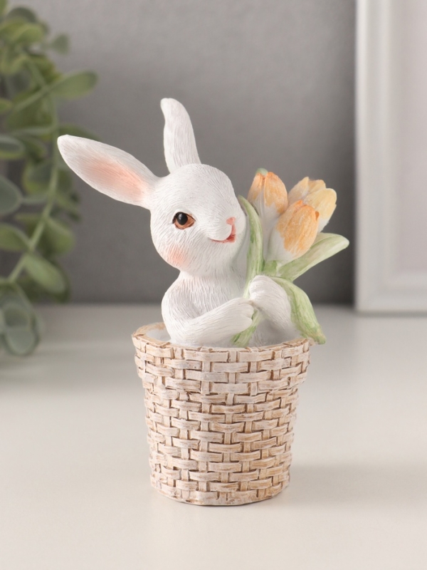 Сувенир полистоун "Белый кролик в плетённой корзине с тюльпанами" 8,5х5,5х11,5 см