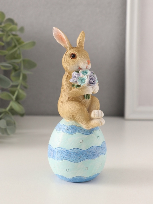 Сувенир полистоун "Зайчик на пасхальном яичке с букетом цветов" 6,5х5,5х14,5 см