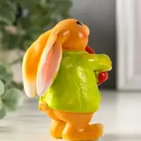 Сувенир полистоун "Зайчик с морковью, в зелёном пальто" 7х4,5х9 см