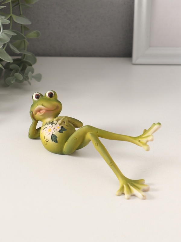 Сувенир полистоун "Лягушонок на отдыхе, с цветами на животике" 15,5х6х7 см