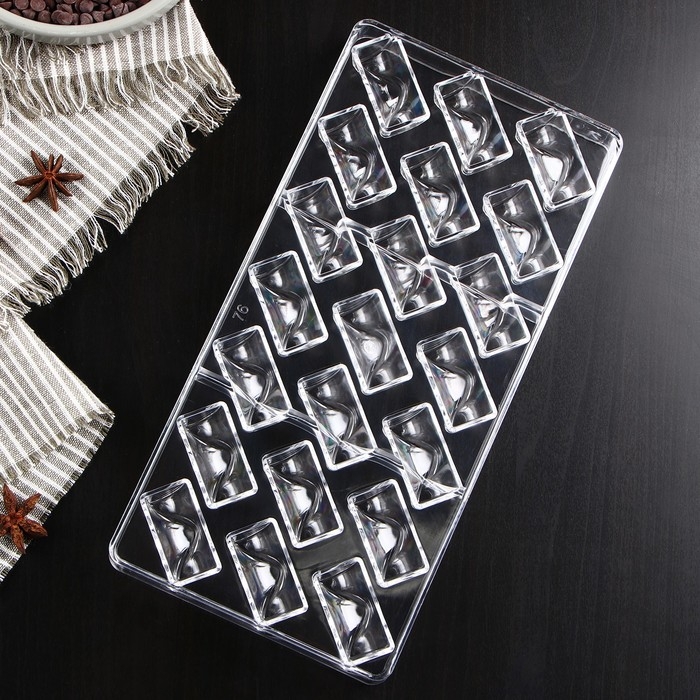 Форма для конфет и шоколада KONFINETTA &laquo;Плетёный батон&raquo;, 27,5&times;17,5&times;2,5 см, 21 ячейка 3,5&times;1,5&times;1,5 см, цвет прозрачный