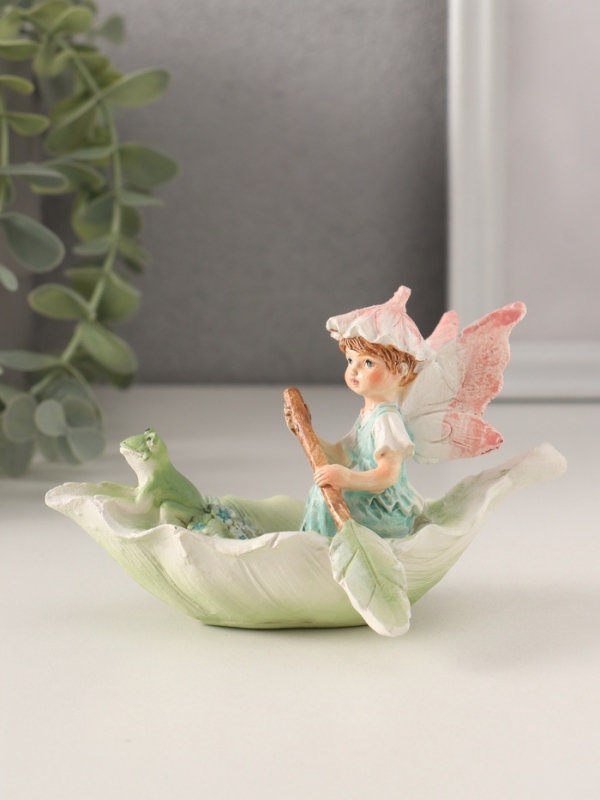 Сувенир полистоун "Девочка-фея в лодочке-листе с лягушкой" 12х7х7,5 см