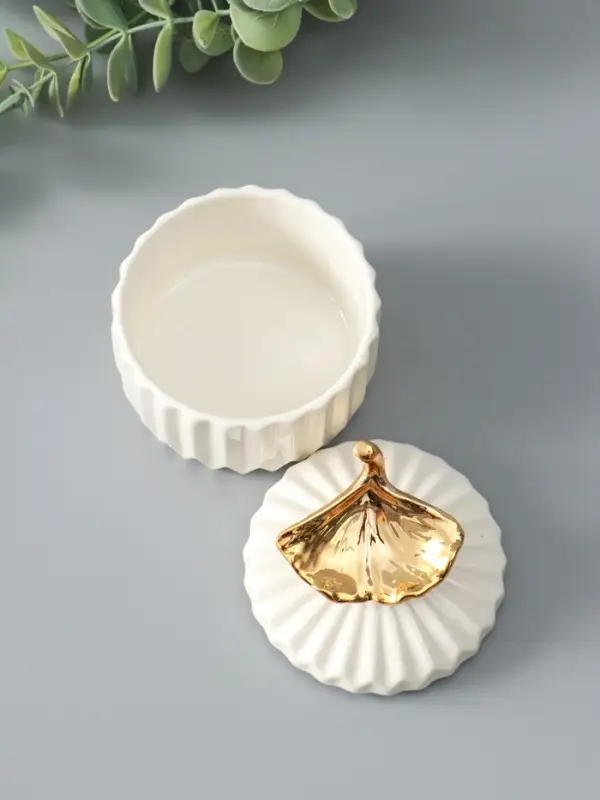 Шкатулка керамика "Золотой лист Гинкго" белая 8х8х10 см