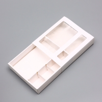 Коробка для 4 конфеты и шоколадку, 17,7 х 15,7 х 3,85 см. Кондитерская упаковка