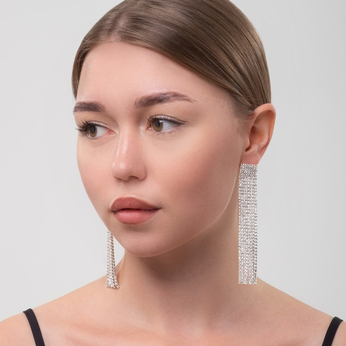 Серьги висячие со стразами &laquo;Водопад&raquo; квадрат, цвет белый в серебре, 9,5 см