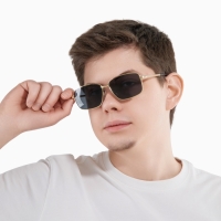 Очки солнцезащитные  поляризационные, дужка 13.2 см, ширина 12.8 см, линза 4.3 х 5.5 см