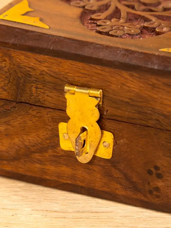 Шкатулка квадратная  с замочком латунь 10х10х6 см, дерево шишам