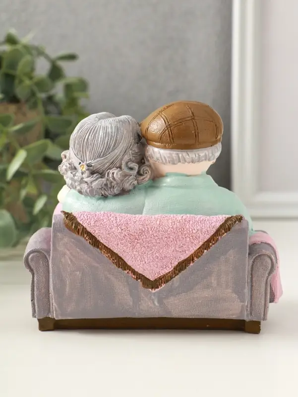 Сувенир полистоун "Дедуля с бабулей на диване читают книгу" 12х5х11 см