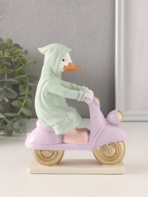 Сувенир полистоун "Утка в зелёном дождевике на мопеде" 13х5,5х16 см